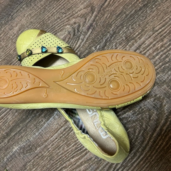 MJUS NWOT 9.5 green/Yellow Flats with Perforated Upper and jewelled toes so cute - Picture 7 of 10